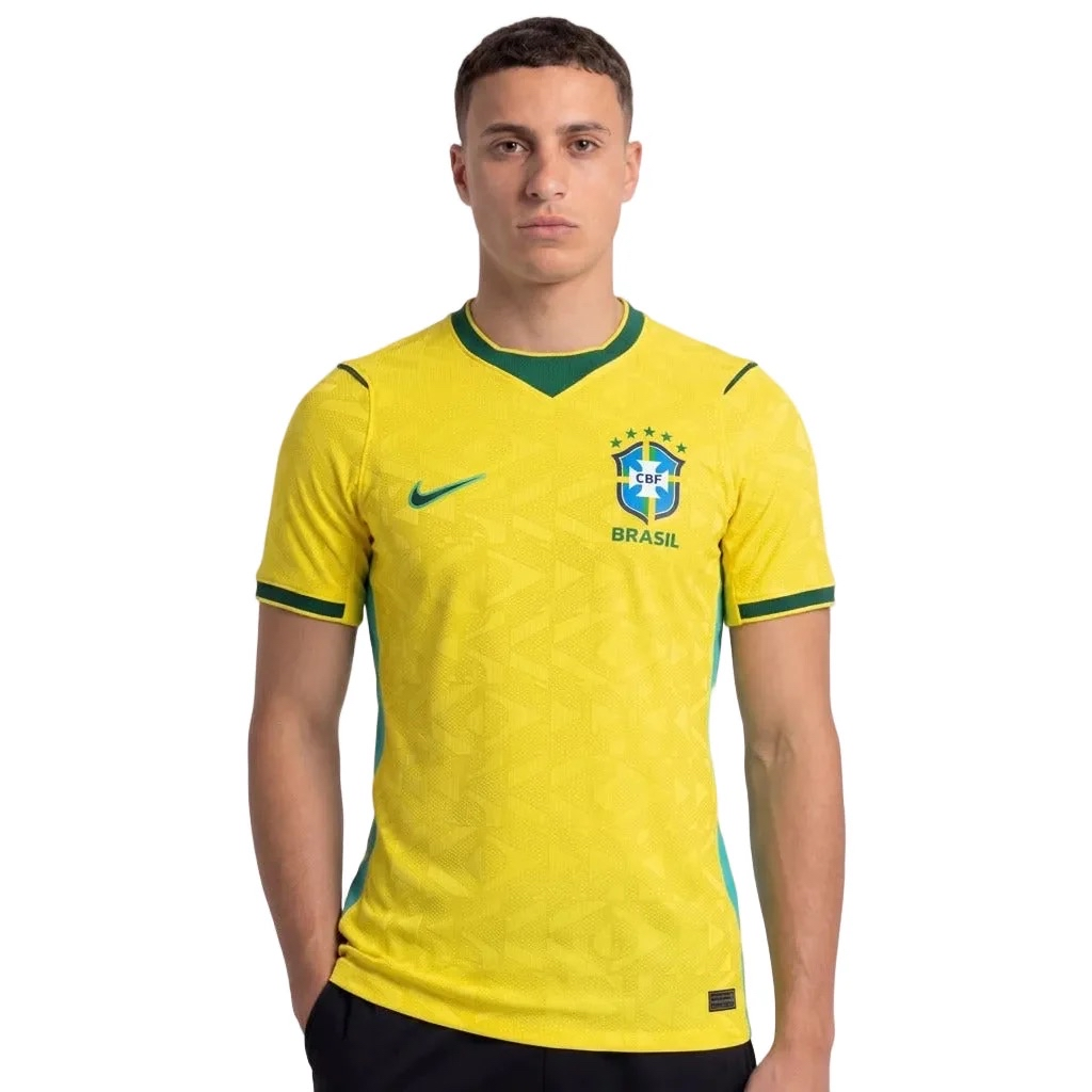 Homem Vestindo Camiseta